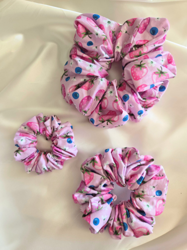 Berry Kiss Scrunchie in drie verschillende maten: Mini (links), Medium (onder), Maxi (boven)