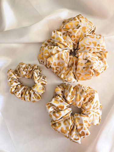 Champagne Kiss Scrunchie in drie verschillende maten: Mini (links), Medium (onder), Maxi (boven)
