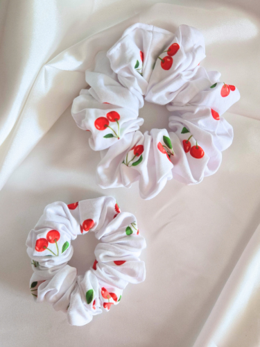 Cherry Scrunchie in twee verschillende maten: Mini (onder) en Medium (boven)