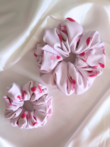 Cherry Swim Scrunchie in twee verschillende maten: Mini (onder) en Medium (boven)