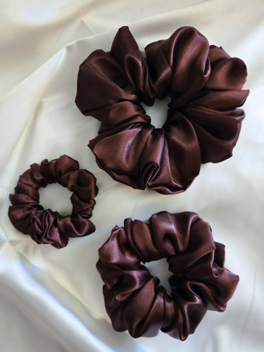Chocolate Satin Scrunchie in drie verschillende maten: Mini (links), Medium (onder) en Maxi (boven)