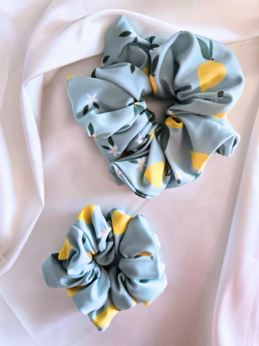 Citrus Swim Scrunchie in twee verschillende maten: Mini (onder) en Medium (boven)