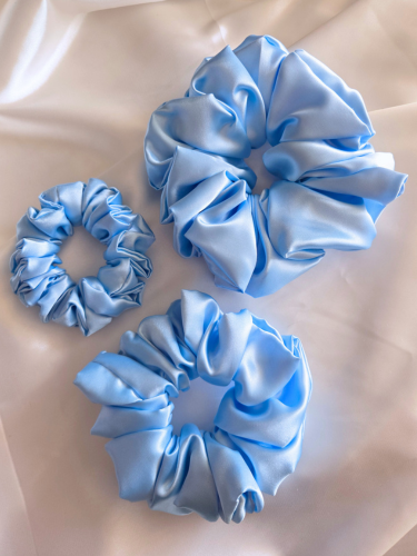 Glacier Satin Scrunchie in drie verschillende maten: Mini (links), Medium (onder), Maxi (rechts)