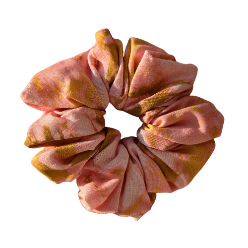 Handgemaakte roze Golden Crush scrunchie met gouden marble print van zachte bamboestof op een neutrale achtergrond
