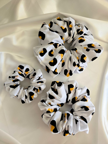 Lioness Scrunchie in drie verschillende maten: Mini (links), Medium (onder), Maxi (boven)