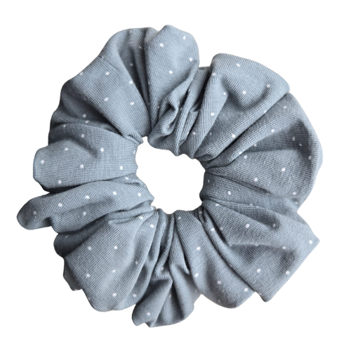 Handgemaakte, katoenen scrunchie met witte mini stipjes op een grijsgroene achtergrond, zachte haaraccessoire met een stevige grip voor het haar