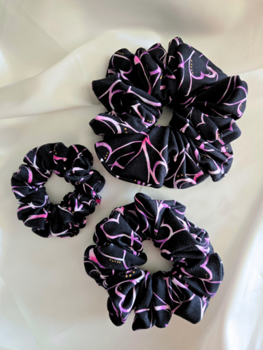 Neon Love Scrunchie in drie verschillende maten: Mini (links), Medium (onder), Maxi (boven)