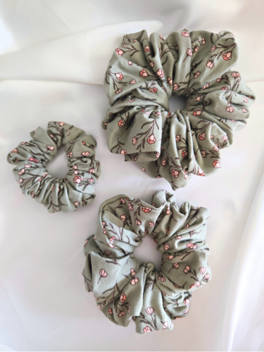 Olive Bloom Scrunchie in drie verschillende maten: Mini (links), Medium (onder) en Maxi (rechts).