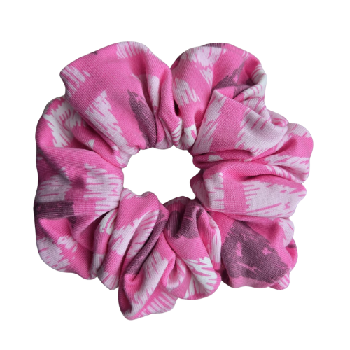 Handgemaakte katoenen scrunchie met roze driekhoek motieven op een felroze achtergrond, stevige grip voor het haar