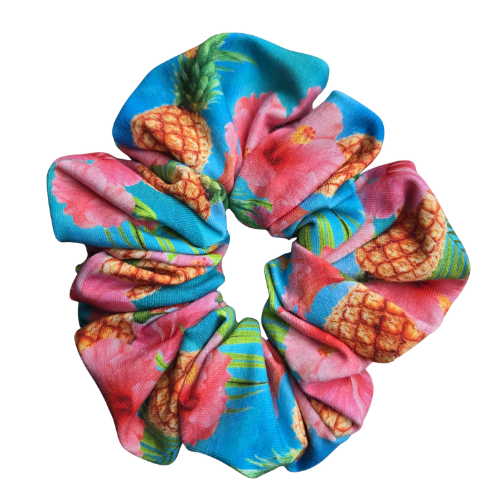 Handgemaakte katoenen scrunchie met roze tropische bloemen en ananas op een helder blauwe achtergrond, stevige grip voor het haar