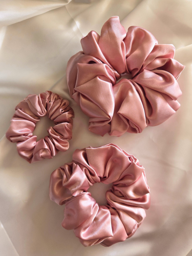 Onze Rosewood Satin Scrunchie in drie maten: Mini (links), Medium (onder), Maxi (rechts)