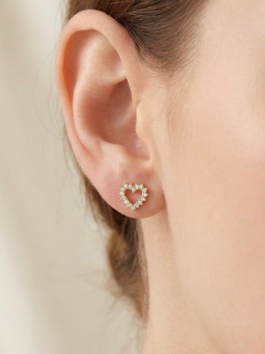 Stainless steel, nikkelvrije, studs in hartvorm ingelegd met zirkonia steentjes