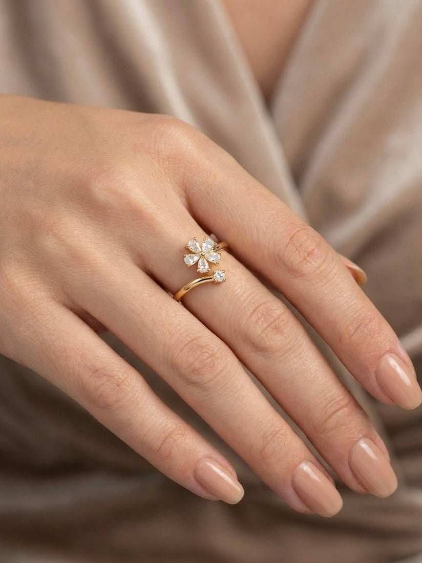 Goudkleurige stainless steel ring in bloemvorm met zirkonia steentjes