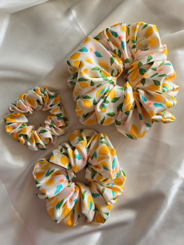 Sunny Citrus Satin Scrunchies in drie verschillende maten: Mini (links), Medium (onder), Maxi (rechts)