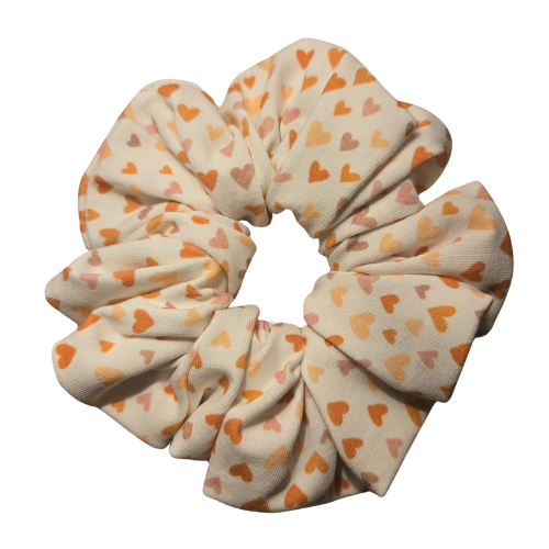 Handgemaakte katoenen scrunchie met hartjes print op een creme achtergrond, stevige grip voor het haar