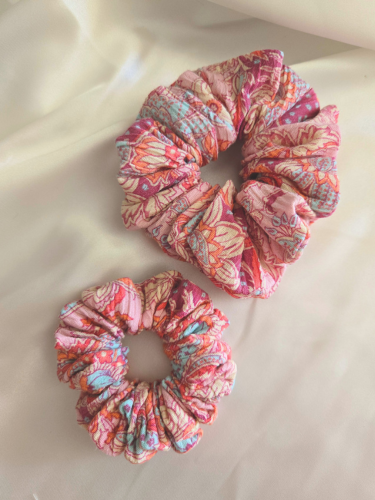 Vintage Bloom Scrunchies in twee verschillende maten: Mini (onder) en Medium (boven)