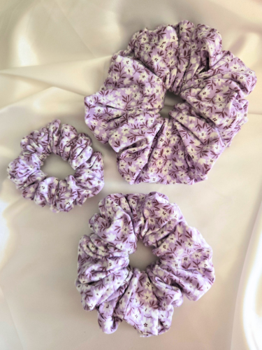 Violet Botanical Scrunchie in drie verschillende maten: Mini (links), Medium (onder) en Maxi (boven)