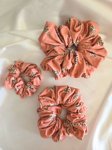 Wild Bunny Scrunchie in drie verschillende maten: Mini (links), Medium (onder), Maxi (rechts)