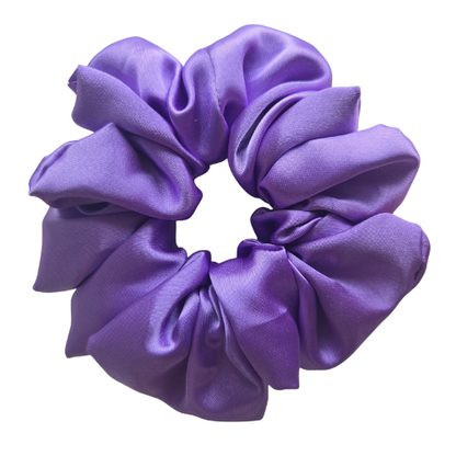 Klassieke satijnen scrunchie in paars, luxe handgemaakte haaraccessoires met zijdezachte glans voor dagelijks gebruik en slapen