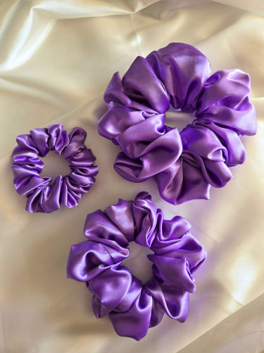Amethyst Satin Scrunchie in drie verschillende maten: Mini (links), Medium (onder), Maxi (rechts)