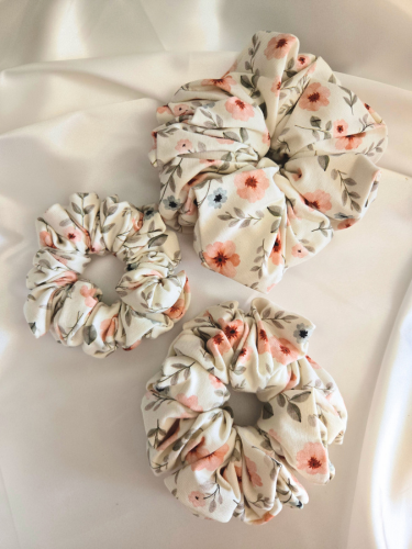 Anjer Bloem Scrunchie in drie verschillende maten: Mini (links), Medium (onder), Maxi (boven)