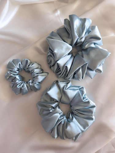 Arctic Satin Scrunchie in drie verschillende maten: Mini (links), Medium (onder), Maxi (boven)