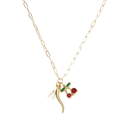 Astralis ketting van goudkleurig stainless steel met drie bedels: de letter A, een gekleurd zirkonia kersje en een goudkleurige peper – speelse en trendy damesketting