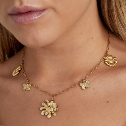 De goudkleurige bedelketting Bold Daisy met diverse zomerse bedels - gemaakt van stainless steel