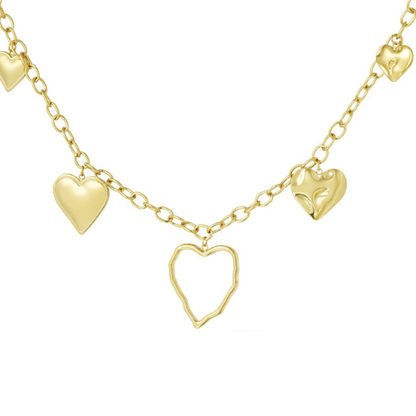 Een romantische goudkleurige bedelketting versierd met diverse hartvormige hangers - romantische ketting voor dames