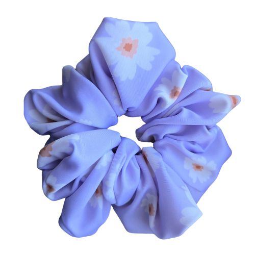 Handgemaakte lila zwemscrunchie met bloemenprint van sneldrogende swim-proof stof, ideale waterbestendige haaraccessoire voor zwemmen en sport