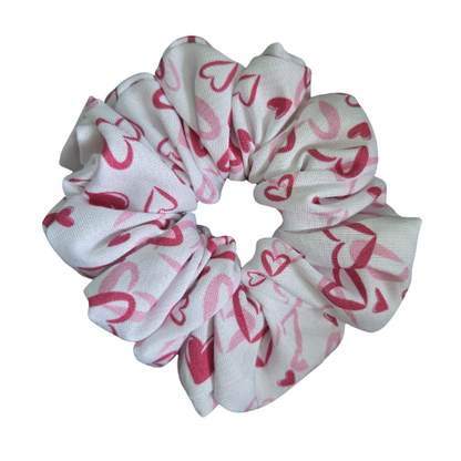 Duurzame handgemaakte bamboe scrunchie met rood/roze hartjesprint op een witte achtergrond, zijdezachte en hypoallergene haaraccessoire van bamboestof