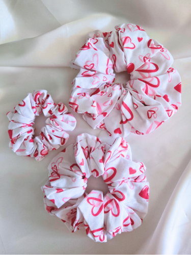Blushing Hearts Scrunchie in drie verschillende maten: Mini (links), Medium (onder), Maxi (boven)