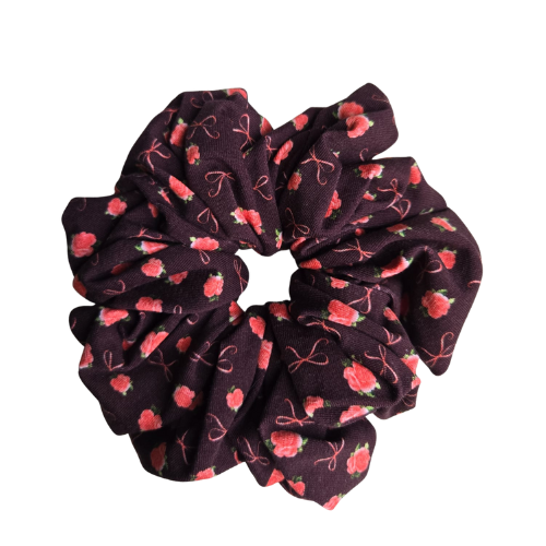 Handgemaakte katoenen scrunchie met bloemenprint van roze rozen en strikjes op bruine achtergrond, stevige grip voor het haar