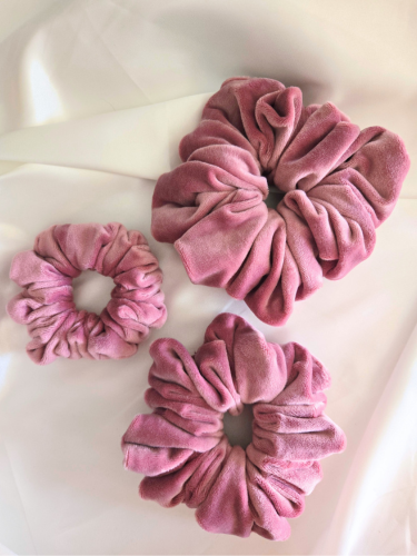 Roze, zachte velvet scrunchies in drie verschillende maten: Mini (links), Medium (onder), Maxi (rechts)