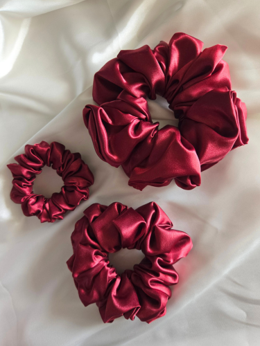 Burgandy Satin Scrunchie in drie verschillende maten: Mini (links), Medium (onder), Maxi (rechts)