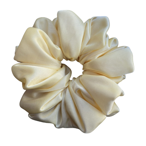 Handgemaakte fluffy scrunchie, glad en fijngeweven, in Butteryellow, glijdt zacht uit het haar zonder te trekken