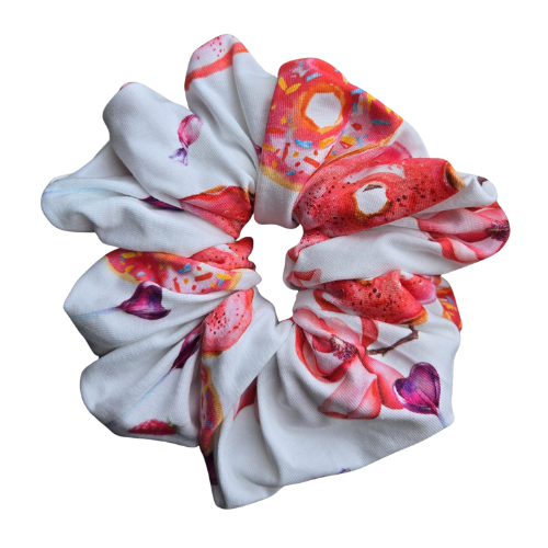 Handgemaakte katoenen scrunchie met snoep en bloemenprint - versierd met roze bloemen, snoepjes en donut op een witte achtergrond, stevige grip voor het haar