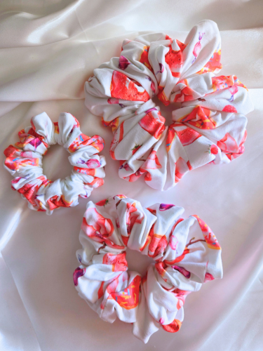 Candy Crush Scrunchie in drie verschillende maten: Mini (links), Medium (onder) en Maxi (boven)