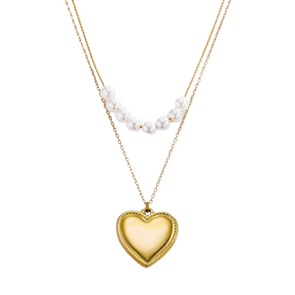 Tweelaagse ketting met parels op de bovenste ketting en een hartbedel op de langste ketting – elegante en romantische dameske