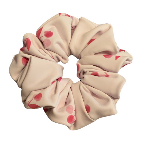 Handgemaakte roze zwemscrunchie met kersjes print van sneldrogende swim-proof stof, ideale waterbestendige haaraccessoire voor zwemmen en sport