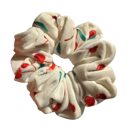 Witte velvet scrunchie met rode kersenprint en zachte fluwelen textuur voor in het haar