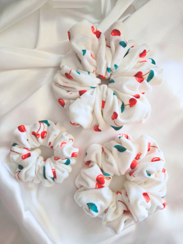 Cherry Velvet Scrunchie in diverse maten: Mini (links), Medium (onder), Maxi (boven)