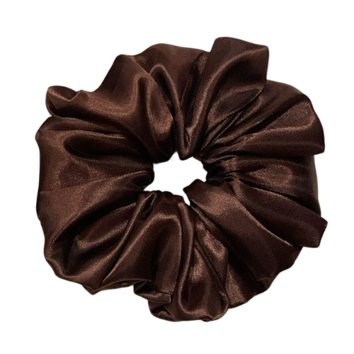 Klassieke satijnen scrunchie in chocolate bruin, luxe handgemaakte haaraccessoires met zijdezachte glans voor dagelijks gebruik en slapen.