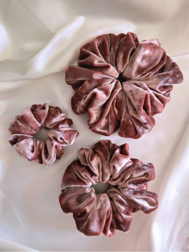 Chrused Rose Scrunchie in drie verschillende maten: Mini (links), Medium (onder), Maxi (boven)