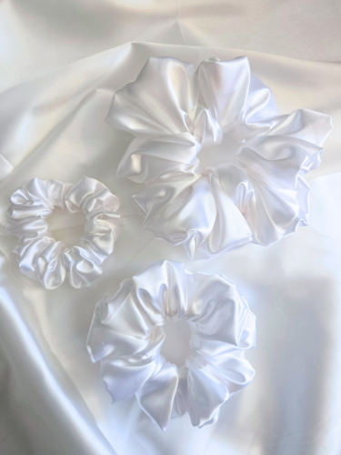 Witte satijnen scrunchie - ook geschikt voor bruidsmeisjes