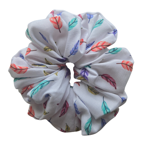 Duurzame handgemaakte bamboe scrunchie met pastelgekleurde veertjes op een witte achtergrond, zijdezachte en hypoallergene haaraccessoire van bamboestof
