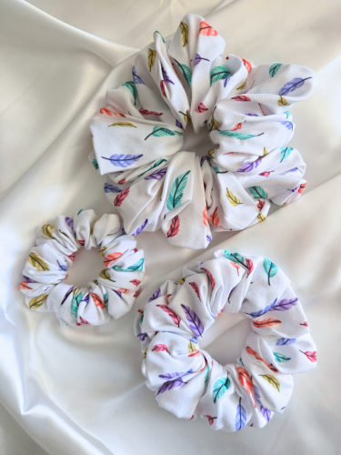 Daydream Scrunchie in drie verschillende maten: Mini (links), Medium (onder) en Maxi (boven)