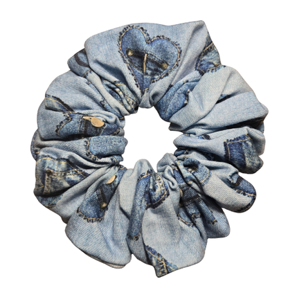 Handgemaakte katoenen scrunchie met denim look - met hartjes van jeans op een lichtblauwe achtergrond, stevige grip voor het haar
