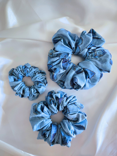 Denim Lover Scrunchie in drie verschillende maten: Mini (links), Medium (onder), Maxi (boven)