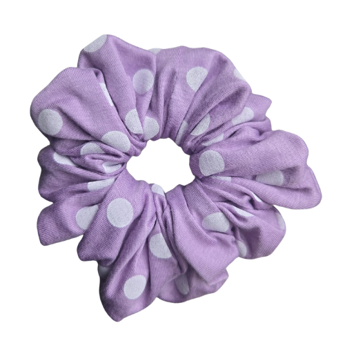 Handgemaakte katoenen polkadot scrunchie met witte stippen op een lila achtergrond, stevige grip voor het haar